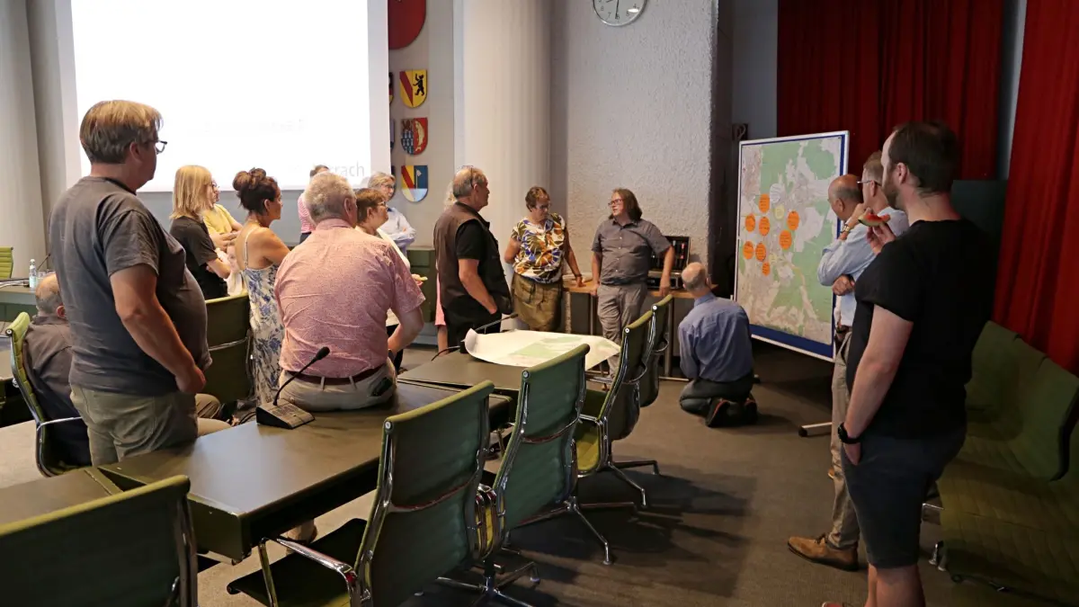Die Mitglieder des Klimabeirats sammelten Ideen für Klimaanpassungsmaßnahmen. Unter anderem das Pflanzen von Bäumen an verschiedenen Stellen in der Stadt wurde dabei als eine der ersten Maßnahmen diskutiert.