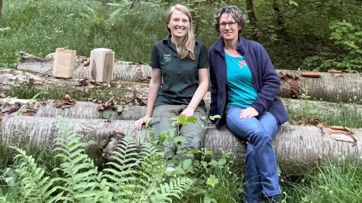 Cristina Ganter (ForstBW) und Schreinerin Alice Bucher auf dem Holzpolter im Röttler Wald