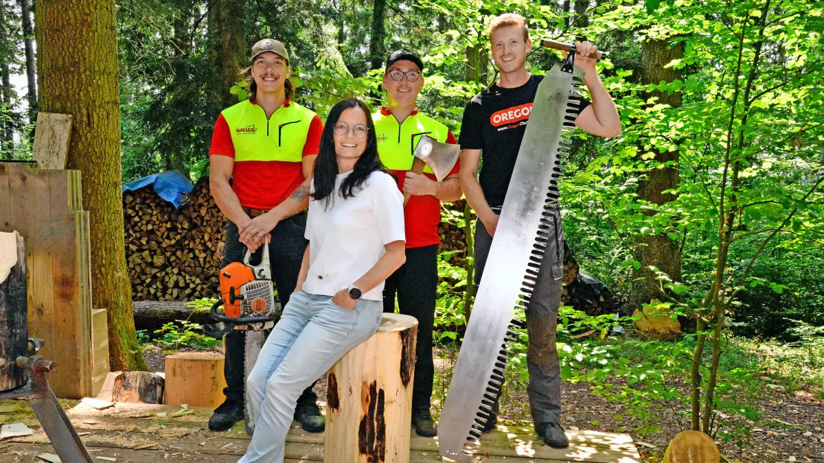 Auf dem Trainingsplatz der Schuttertäler Holzfällerathleten (von links): Stefan Zehnle, Vorständin Abteilung Holzfäller Kerstin Rieger, Tim Brucker und Sven Bauer