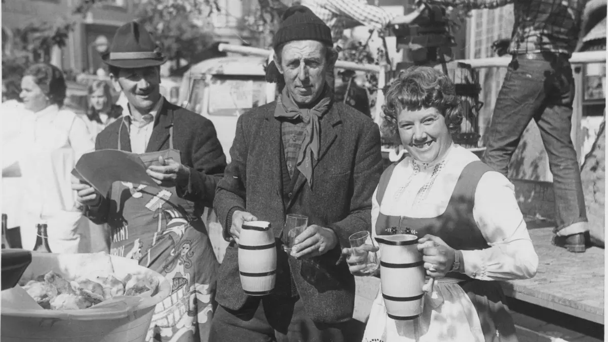 Erstes Herbstfest in Donaueschingen 1975 : Georg Mayer, Franz Troll, Inge Mayer verkaufen Kilbigküchle und Süßmost.