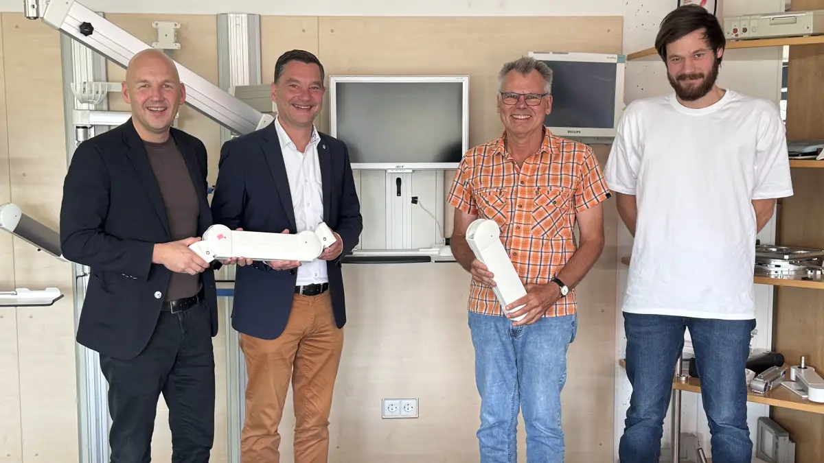 Marc Biadacz (von links) und Klaus Mack sprechen mit Michael und Luca Schmidt über Möglichkeiten, die Wettbewerbsfähigkeit Deutschlands wieder zu stärken.