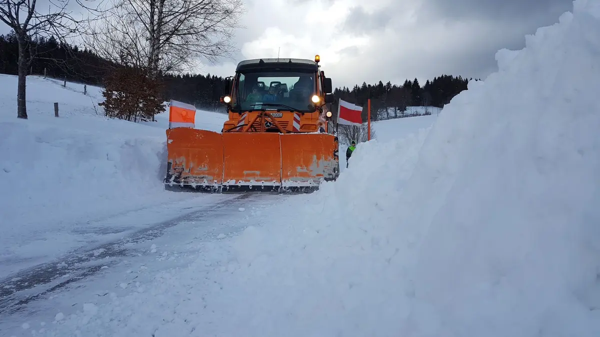 Ein Zeller Unimog im Wintereinsatz im Zeller Bergland.