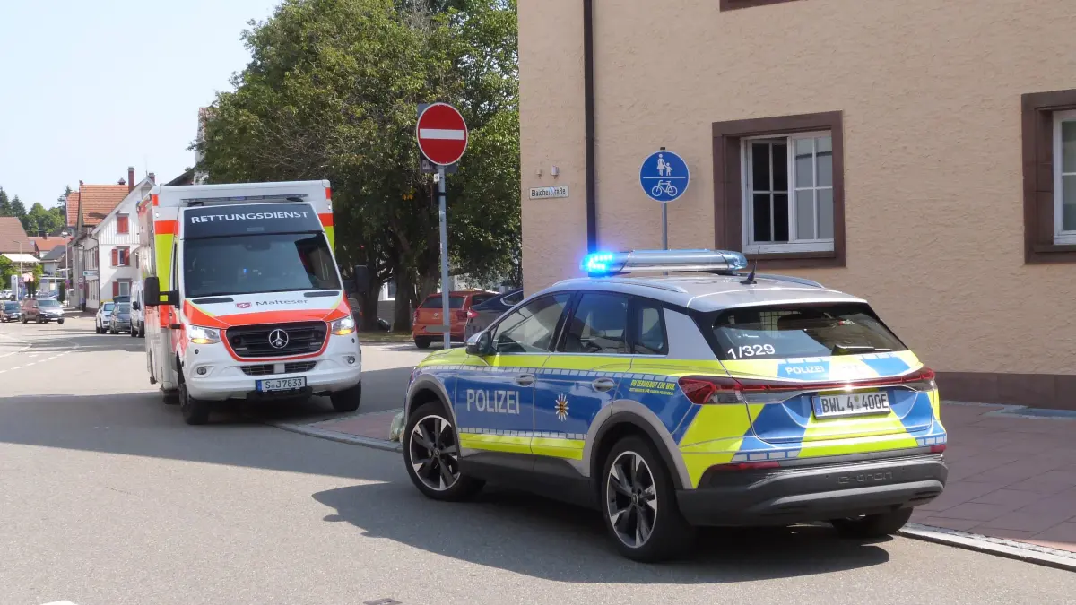 Neben der Polizei war auch ein Rettungswagen im Einsatz.