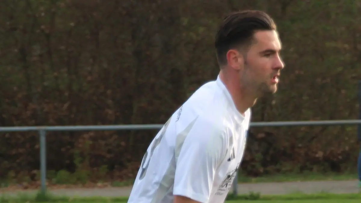 Dragan Ovuka, der einst einer der besten Verteidiger der Oberliga war, soll Marcel Sökler stoppen.