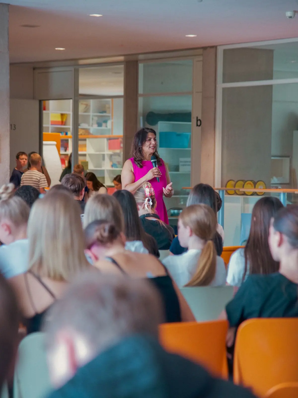 Die SPD-Bundestagsabgeordnete Derya Türk-Nachbaur gibt Schülern der Realschule politische Informationen und Antworten aus erster Hand.