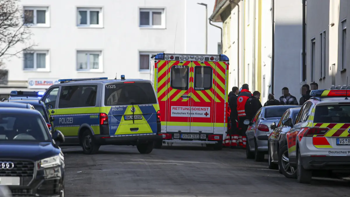 Am helllichten Tag kam es im Januar 2025 zu einer Auseinandersetzung zwischen mehreren Männern in der Pestalozzistraße in Schwenningen. Polizei und Rettungsdienst eilten an den Ort des Geschehens. Was genau geschehen war? Die Aufklärung des Falls ist kompliziert. (Archivfoto)