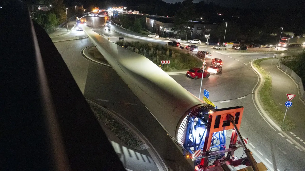 Die ersten drei Flügel für eine der Windkraftanlagen im Bereich Sirnitz und Schnelling wurden in der Nacht auf den 31. Juli über den Autobahnzubringer transportiert.