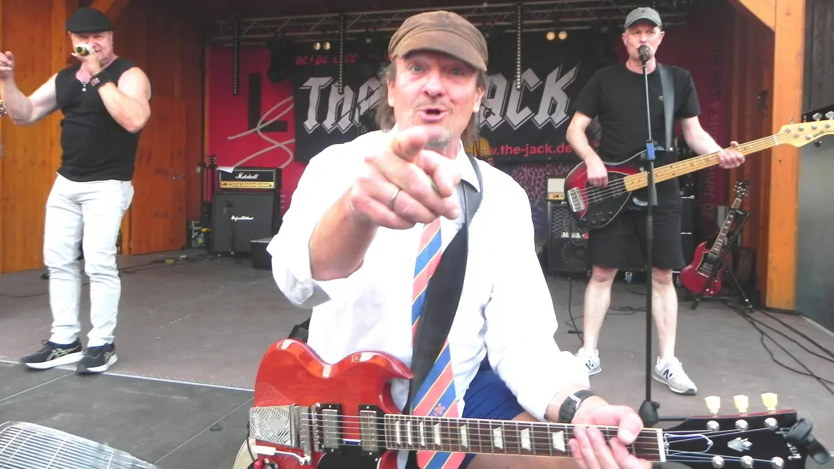Auch optisch kommt "The Jack" auffallend nah an die Original heran: Die Stuttgarter AC/DC-Coverband war zum wiederholten Male unter der Burg zu Gast und hat den Live Sommer 2026 des Hofguts Domäne eröffnet.