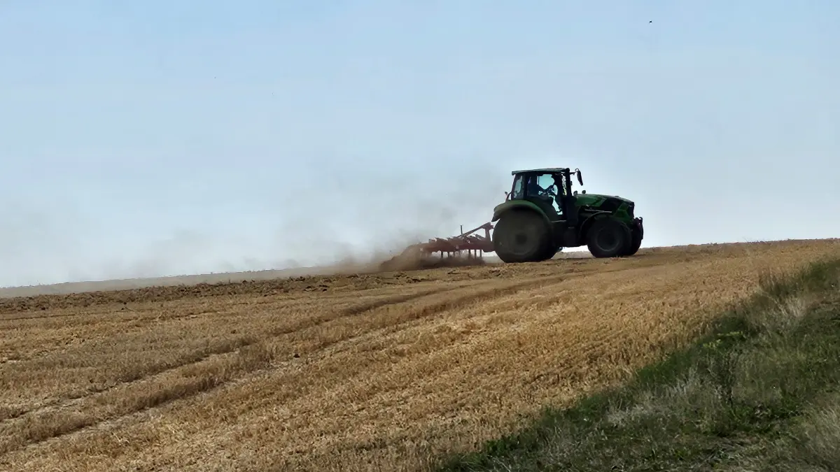 Landwirt beackert ein Feld in VS.