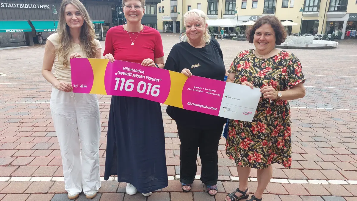 Sofie Schilow von der Stadtgalerie, Melanie Pees, Anita Munz von der IG Metall und Elke Armbruster haben den Flashmob in Schwenningen organisiert.