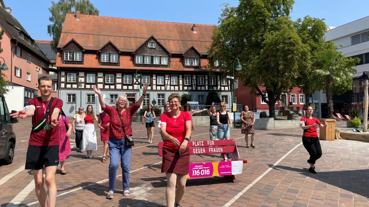 18 Menschen, darunter zwei Männer, sind beim Flashmob auf dem Muslenplatz in Schwenningen dabei. Die Gruppe will auf Gewalt gegen Frauen aufmerksam machen – am Internationalen Tag gegen Menschenhandel.