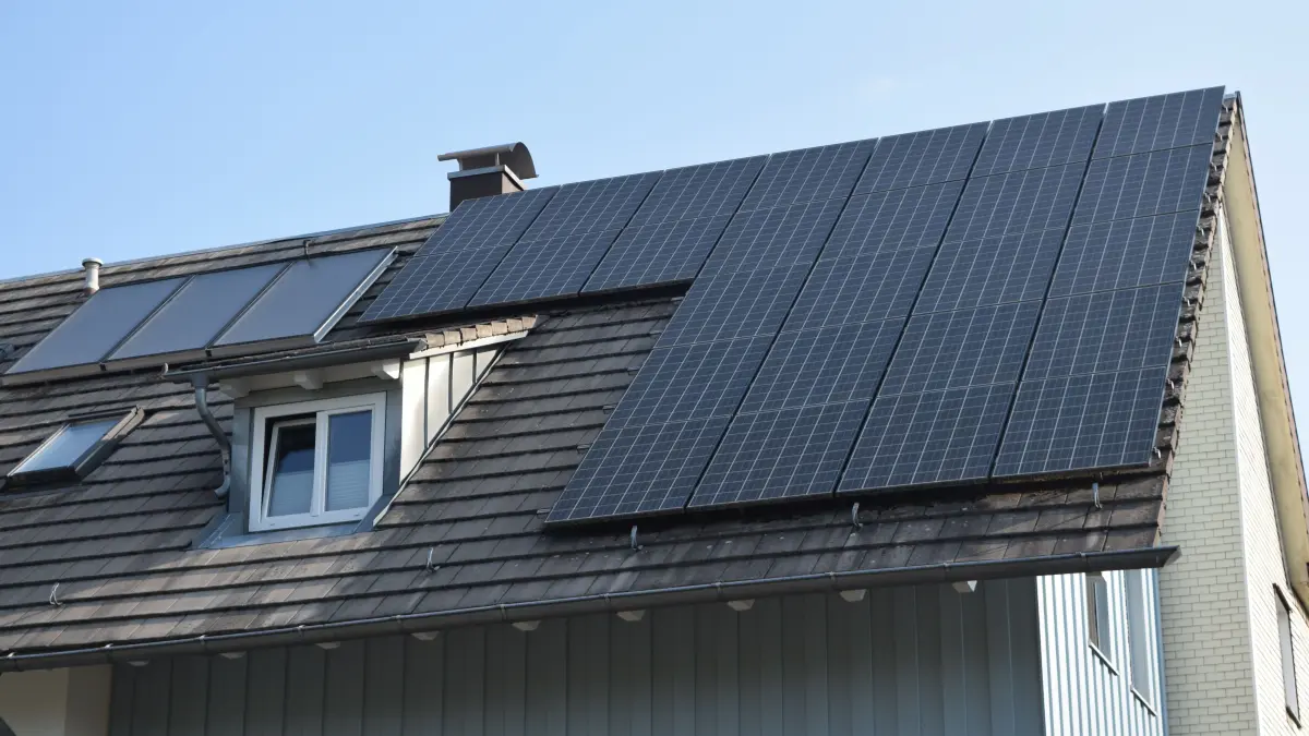 Strom und Wärme vom Dach – die Gemeinde Mönchweiler setzt neben anderen Maßnahmen auf ein 500-Dächer-Ausbauprogramm zur Umsetzung des kommunalen Wärmeplans.