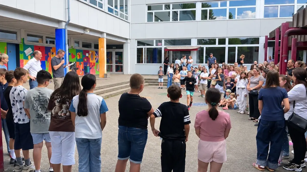 Schulleiter Jörg Hezel und Konrektor Lorenz Stopper rufen die neuen Fünftklässler klassenweise nach vorne