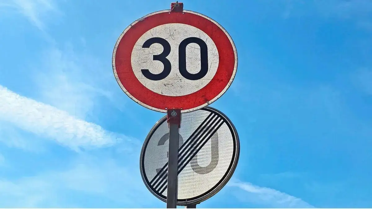 Die Gemeinde Maulburg wünscht sich flächendeckend Tempo 30. Durch den Lärmaktionsplan wurde eine entsprechende Ausweisung nun möglich. Der Plan geht nun in die Offenlage, bei der die Bevölkerung sich beteiligen kann. (Symbolbild)