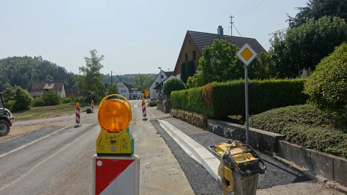 Die Anwohner an der Bushaltestelle „Adler“ in Altoberndorf sind unzufrieden mit der Verlegung des Haltepunktes in Richtung Rottweil.