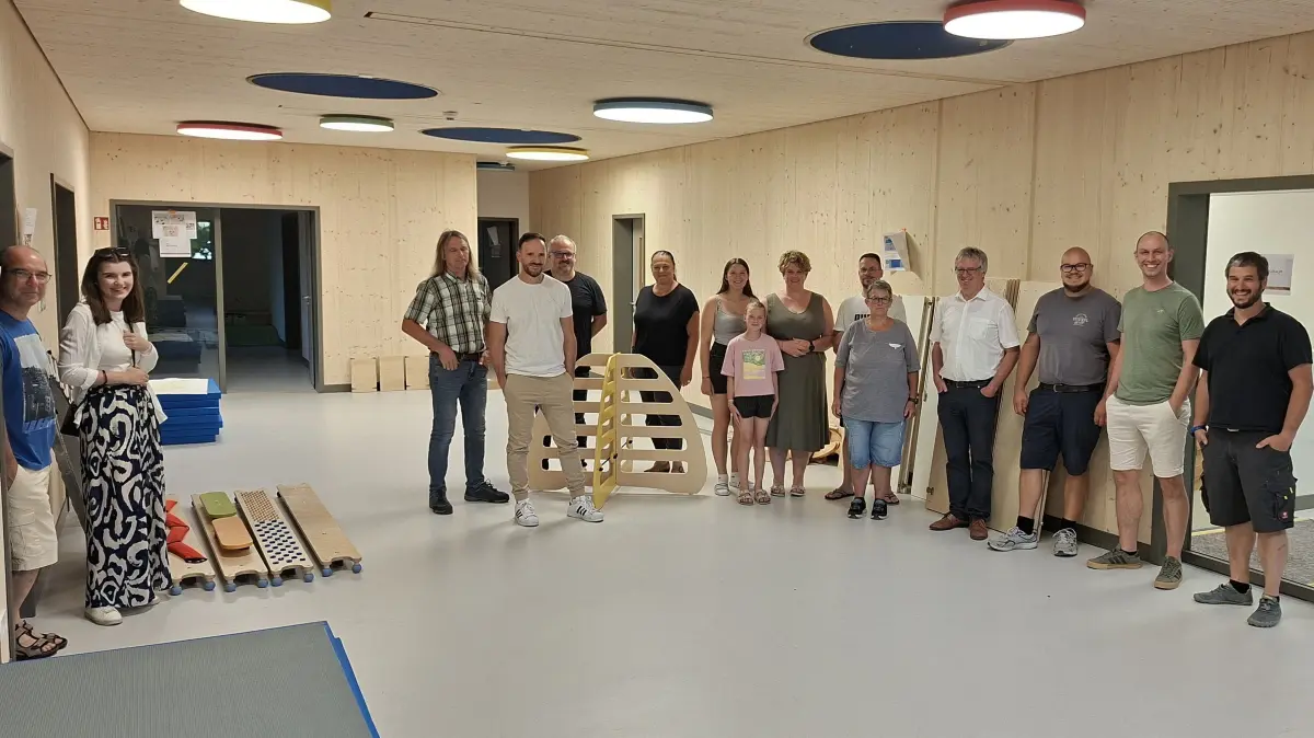Im Vorfeld der Gemeinderatssitzung besuchte der Gemeinderat mit Planer Sascha Müller den neuen Kindergarten in Locherhof, der über den Baufortschritt berichtete.