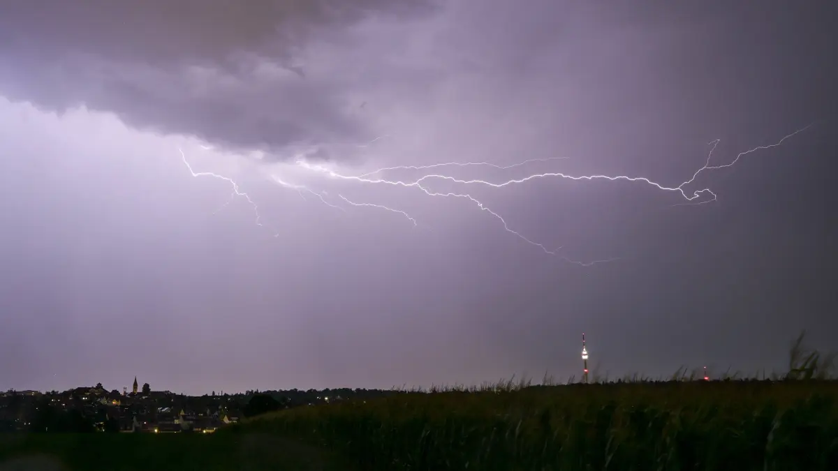 Unwetter in Baden-Württemberg: Blitze zucken über Stuttgart, Blitze zucken am Nachthimmel über Stuttgart. Stuttgart Baden-Württemberg Deutschland Stuttgart *** Lightning flashes across Stuttgart lightning flashes across the night sky over Stuttgart Stuttgart, Baden-Württemberg, Germany Stuttgart Copyright: x xonw-imagesx/xSimonxZeiherx