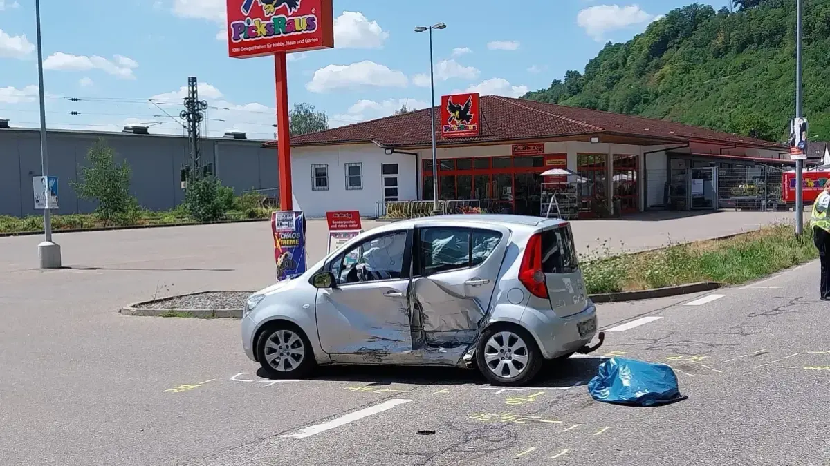 Der 87-Jährige Autofahrer, der sich am 20.07.2026 bei einem Verkehrsunfall in Sulz schwer verletzte, ist am Freitag seinen Verletzungen erlegen.