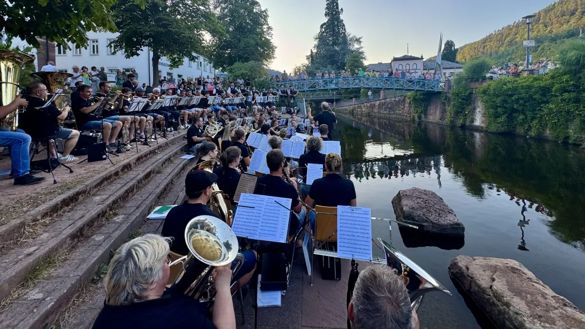 Die Stadtmusik lud zur Serenade am Bach.