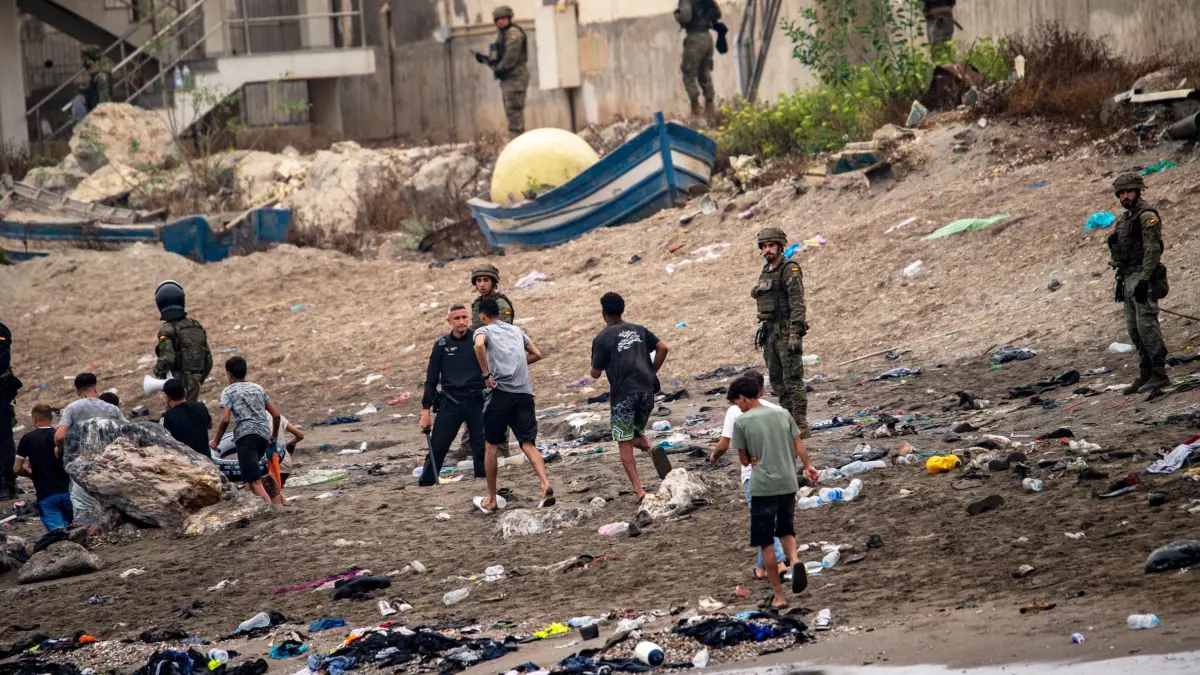Migranten in Spanien - Exklave Ceuta: 31.07.2026, Spanien, Ceuta: Migranten kehren aus der spanischen Exklave Ceuta nach Marokko zurück. Foto: Antonio Sempere/AP/dpa +++ dpa-Bildfunk +++