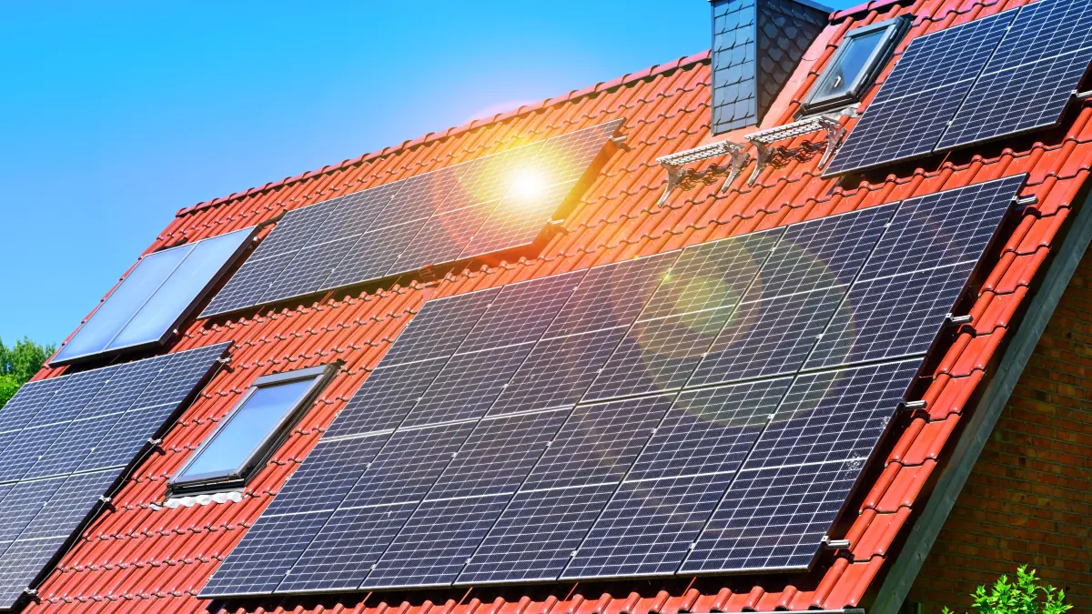 Beim Notstrom versorgt ein notstromfähiger Hybrid-Wechselrichter einzelne definierte Steckdosen, klärt die Initiative Elektro+ auf. Und zwar meist mit bis zu 3000 Watt. Das ist demnach genug für Kühlschrank, Router und Beleuchtung. Die übrige Hausinstallation bleibt ohne Strom.