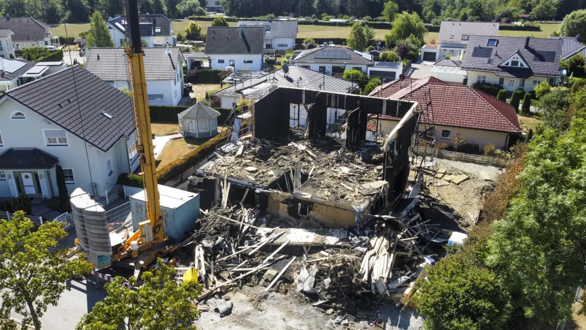 Ein Bild der Zerstörung: Von dem Haus in Bad Dürrheim, das am 17. Juli in Flammen stand, ist nicht mehr viel übrig geblieben. Was aber war die Ursache für den Brand?