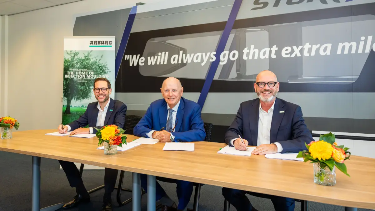 Arburg übernimmt Stork IMM (v.l.): Den Kaufvertrag unterzeichneten Steffen Kroner, CFO von Arburg, Philip Stibbe, Shareholder der Stork IMM und Gründer der Stibbe Participaties, und Guido Frohnhaus, CTO von Arburg, in Hengelo, Niederlande.