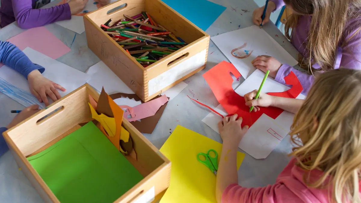 ARCHIV - 05.07.2022, Baden-Württemberg, Mannheim: Grundschülerinnen sind in einem Kinderhort mit Bastelarbeiten beschäftigt. (zu dpa: «Die meisten Grundschüler verbringen Nachmittage im Hort») Foto: Uwe Anspach/dpa +++ dpa-Bildfunk +++