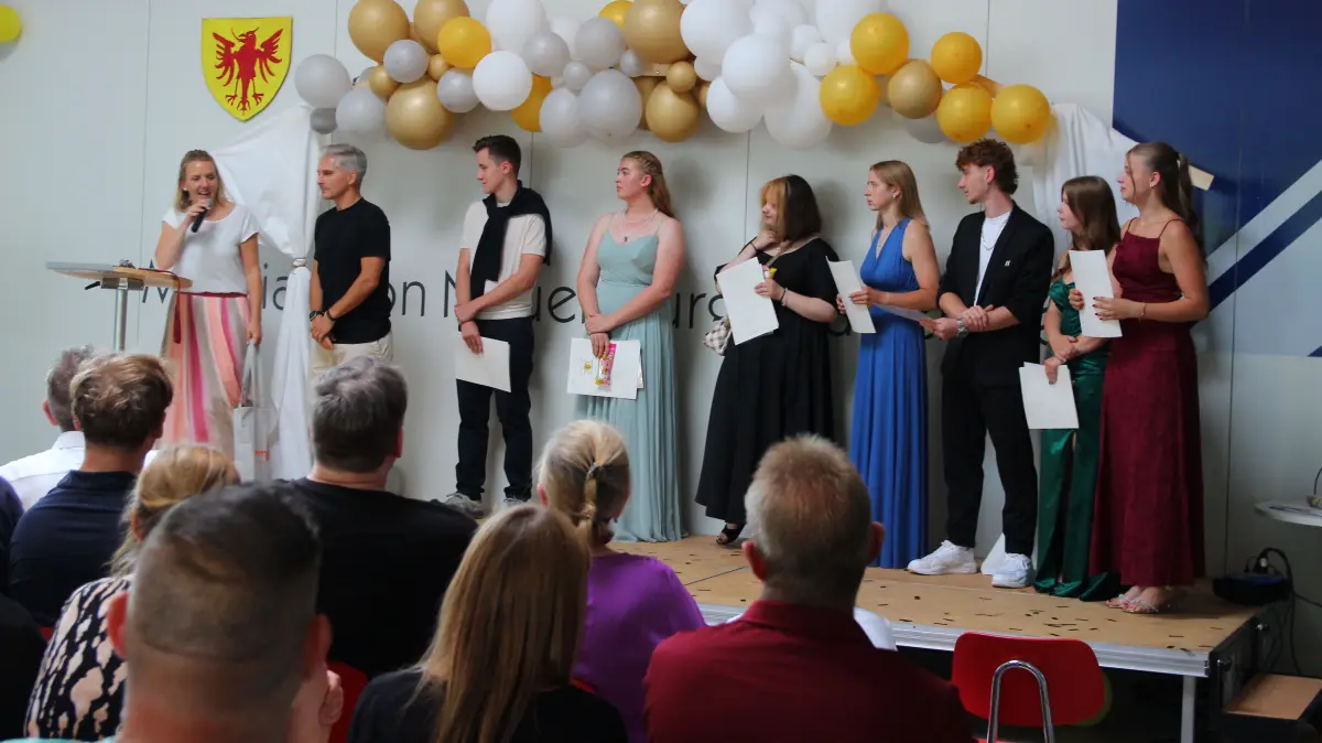 An der Mathias-von-Neuenburg-Schule wurde Abschluss gefeiert. Unser Foto zeigt die Preisträger der Realschulklasse 10b mit der kommissarischen Schulleiterin Birgith Keinert und Klassenlehrer Rafael Machado: Simon Barrein, Mia Dellers, Diana Starnovsky, Selina Rose, Felix Neumann, Selina Mißbach, Enya Weltle (von links).