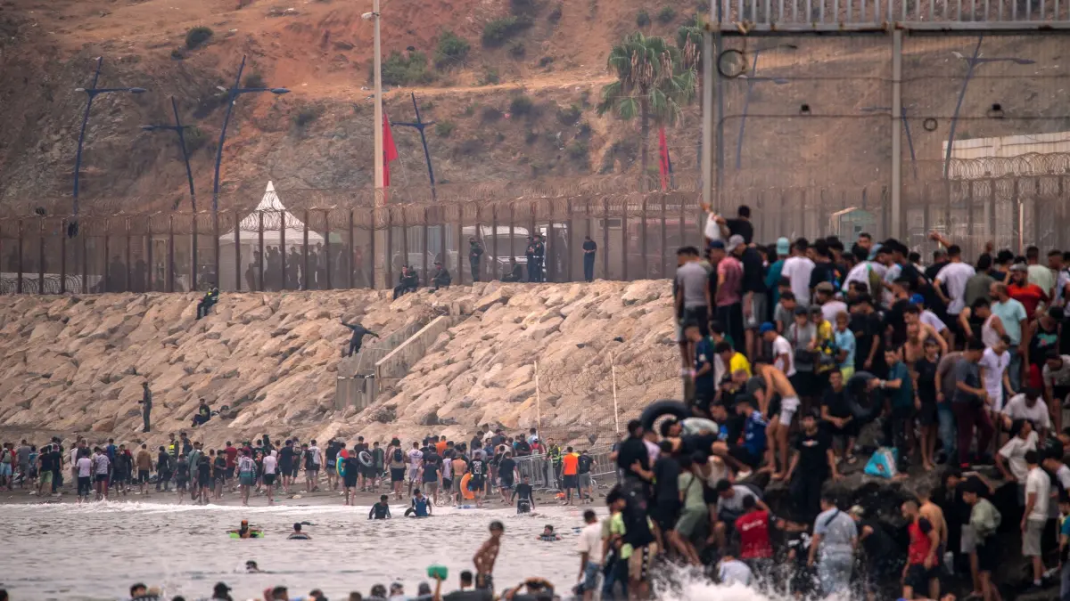 Migranten in Spanien - Exklave Ceuta: 31.07.2026, Spanien, Ceuta: Migranten kehren aus der spanischen Exklave Ceuta nach Marokko zurück. Foto: Antonio Sempere/AP/dpa +++ dpa-Bildfunk +++