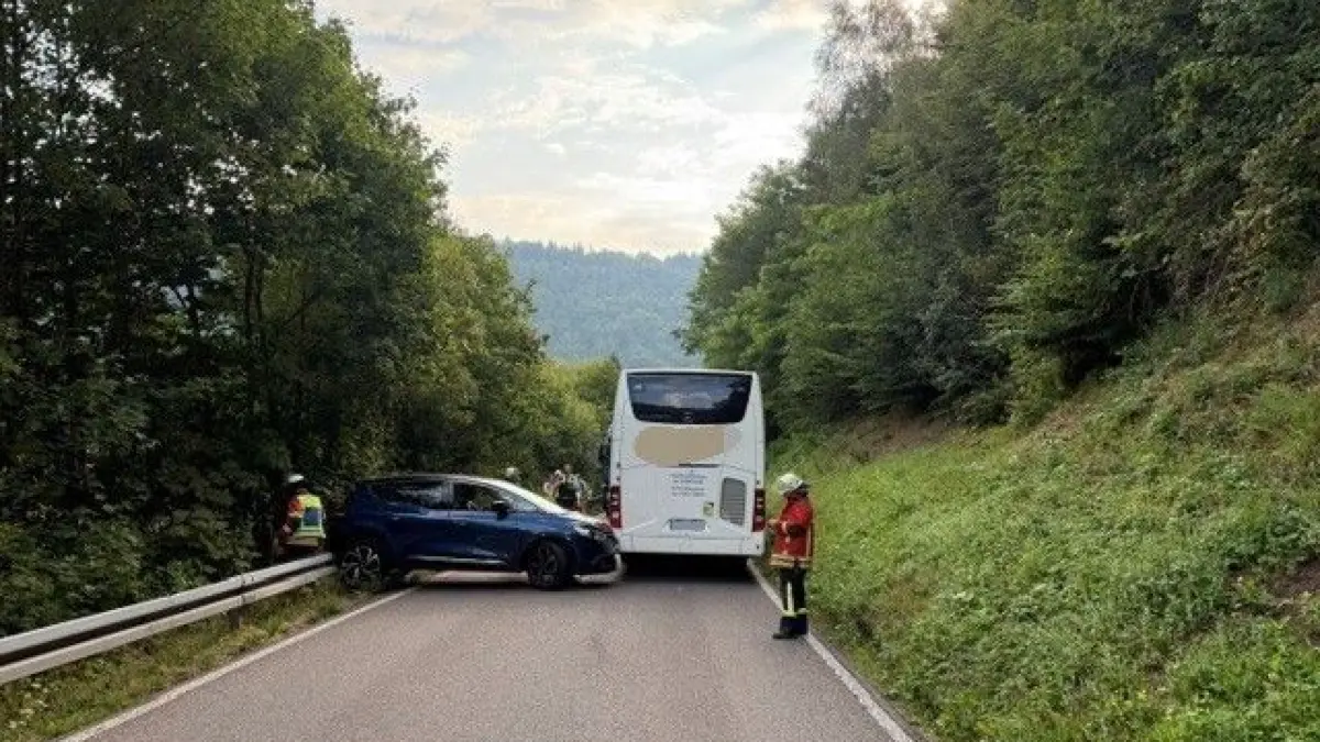 Am Ortseingang von Unterreichenbach Richtung Schwarzenberg übersah ein Busfahrer beim Rückwärtsfahren ein Auto.