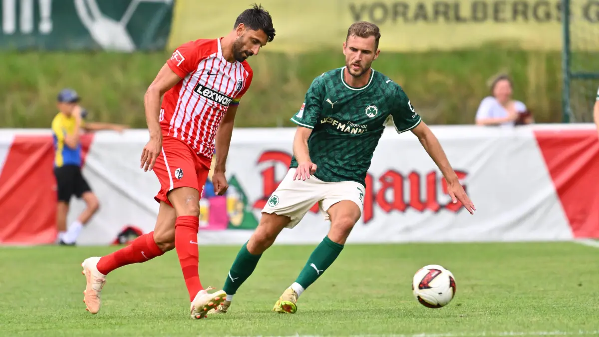 Vincenzo Grifo (links) und der SC Freiburg haben zum Abschluss des Trainingslagers mit 0:3 gegen Greuther Fürth verloren.