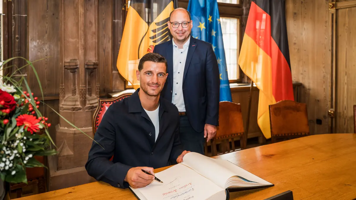 Oberbürgermeister Dr. Christian Ruf ehrt den neuen Box-Europameister Ardian Krasniqi mit einem Eintrag ins Goldene Buch der Stadt Rottweil
