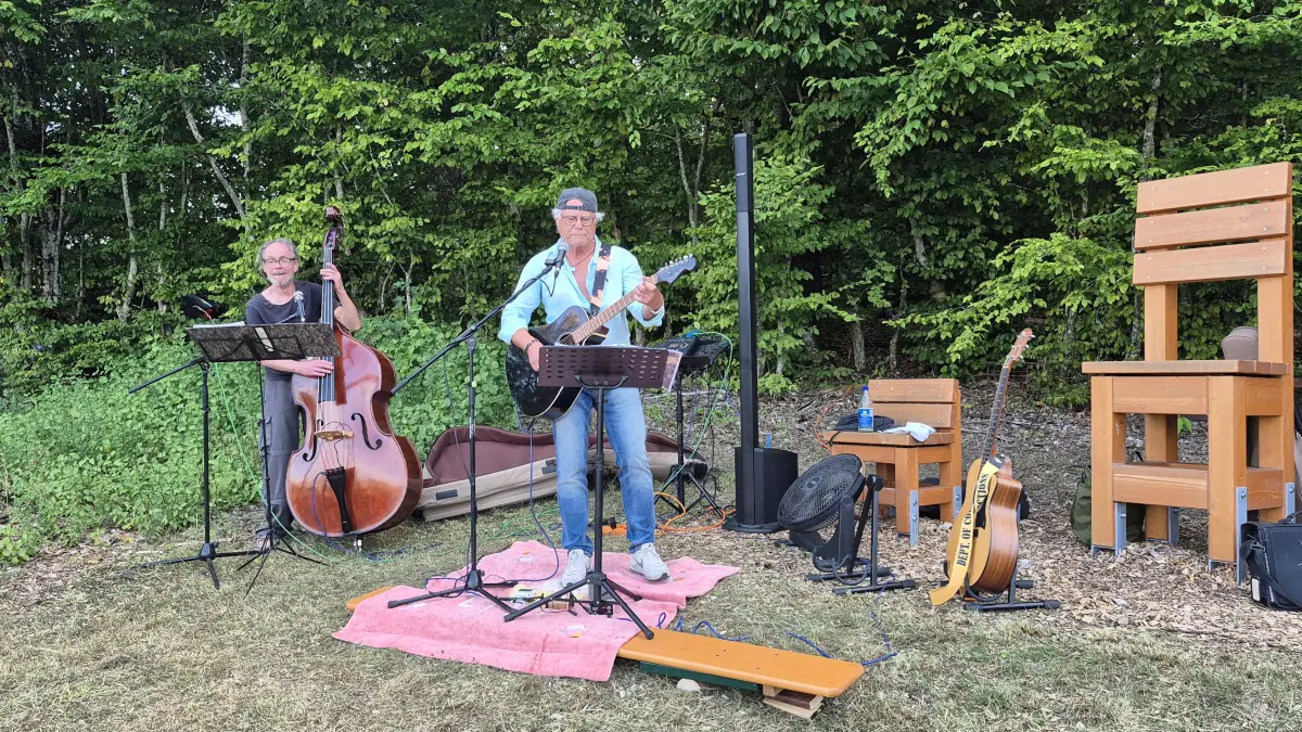 "Rüdi und Band" unterhalten die Gäste beim neuen Kulturformat auf dem Ebhauser Stuhlberg.