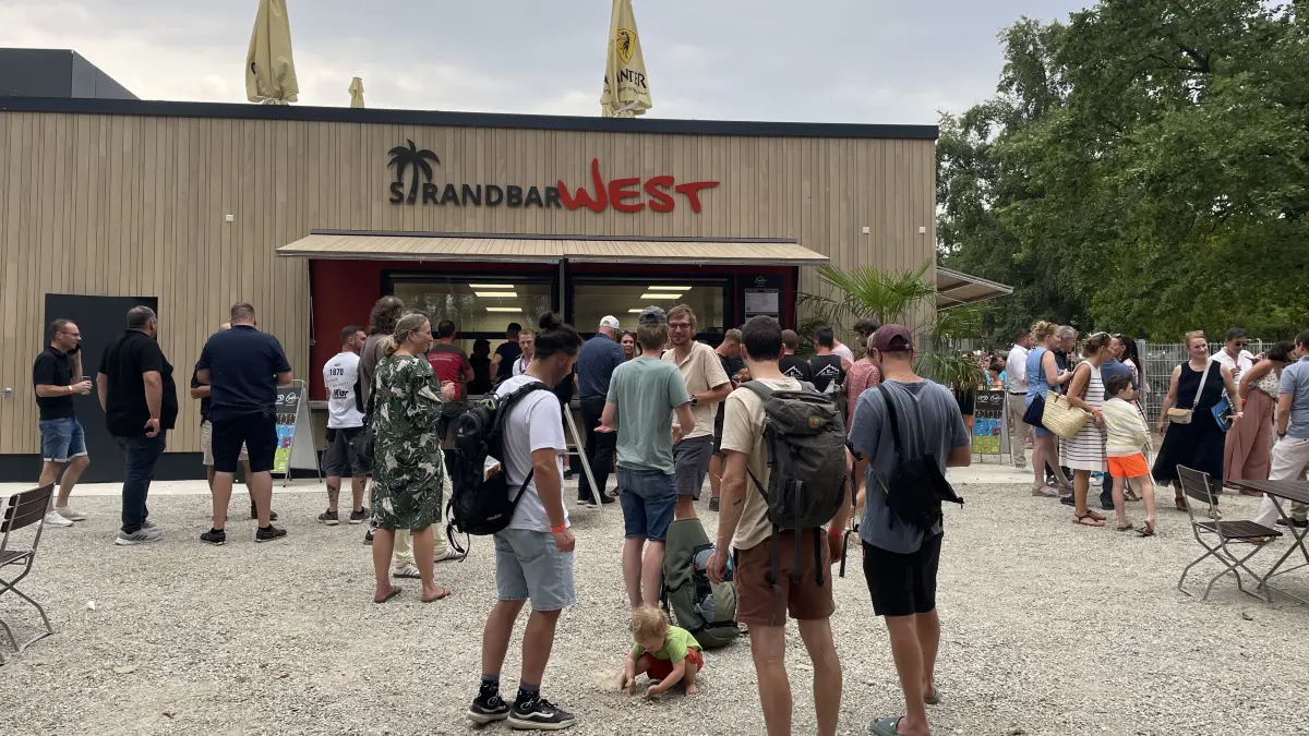Die Strandbar West hat für Besucher des Separks und des Westbads geöffnet.