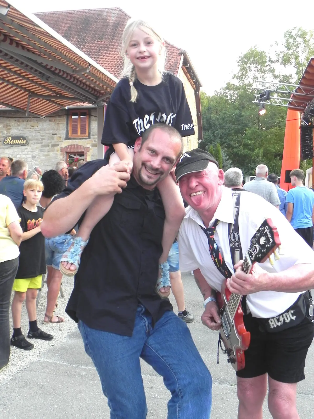Drei ganz besondere Fans der Stuttgarter Band „The Jack“. Ganz rechts Edelfan Gebhard Fischer mit seiner selbst gebastelten Gitarre.