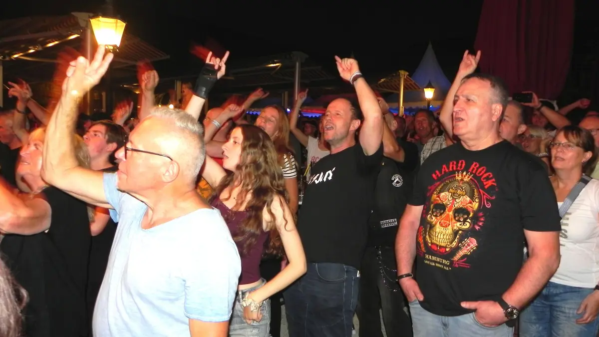 Man weiß als Zuhörer, was man hat, wenn AC/DC täuschend echt nachgespielt wird. Im Hofgut wurde geklatscht, gesungen und getanzt.