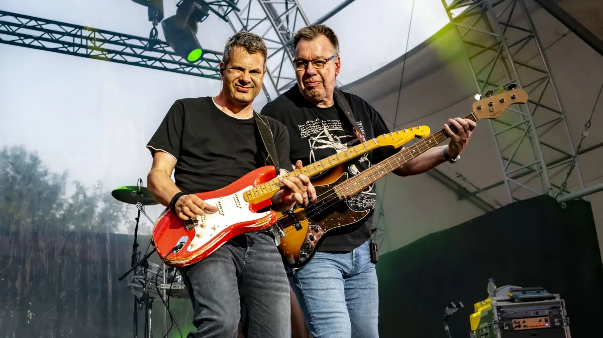Auf Gitarren begleitete die Tributeband „Dire Strats“ ihre Songs.