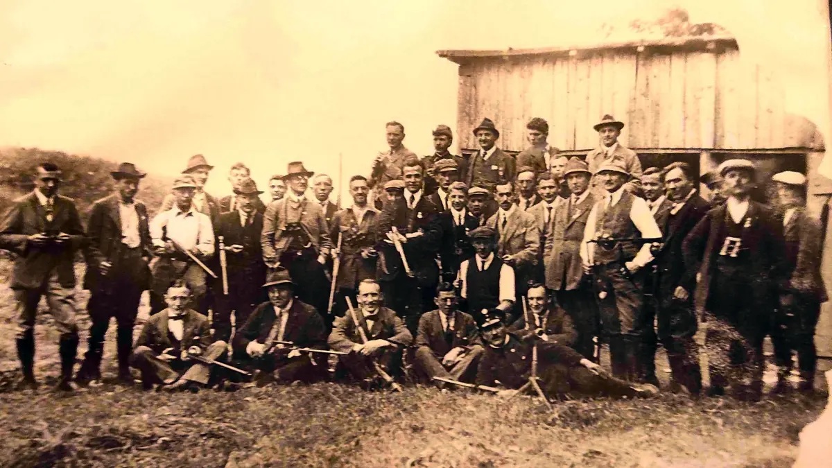 Das historische Foto zeigt Mitglieder der Lahrer Schützengesellschaft beim Bau des Vereinsheims an der Dammenmühle. Dort wird bis heute trainiert.