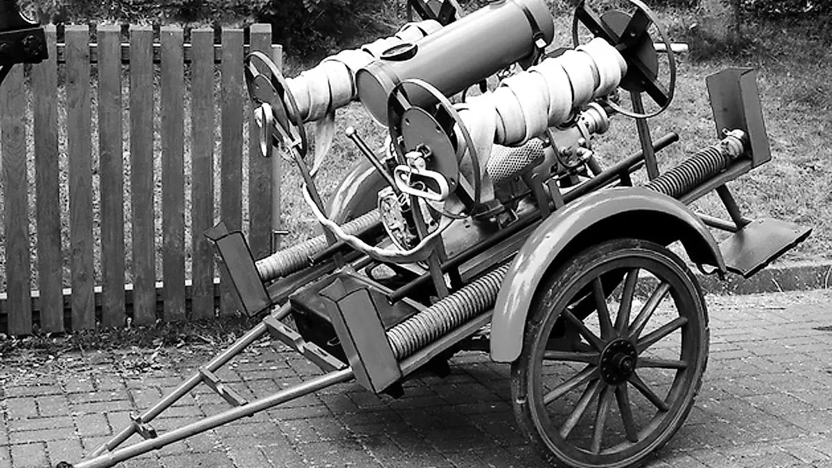 Der Mercedes wurde nicht nur als Mannschaftswagen eingesetzt, sondern vor allem als „Zugmaschine“ für eine Lafettenspritze. Diese mußte vorher von den Feuerwehrmännern händisch zum Brandplatz gezogen werden. Dadurch trafen diese oft schon teilweise erschöpft und ermüdet dort ein.