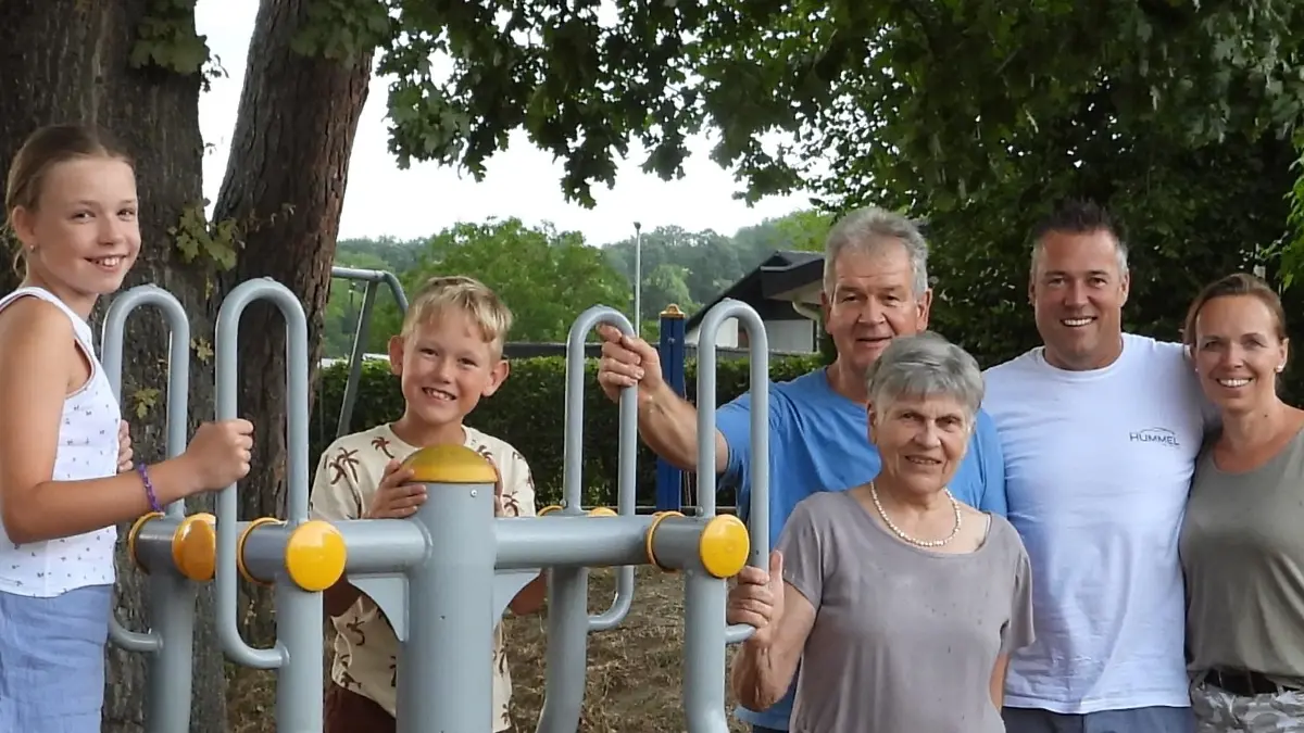 Das Orga-Team (von links): Brigitte Hebding, zwei Nutznießer des Spielplatzes, Richard Geiger, Margareta Hess, Patrick Hummel und Sybille Hummel.