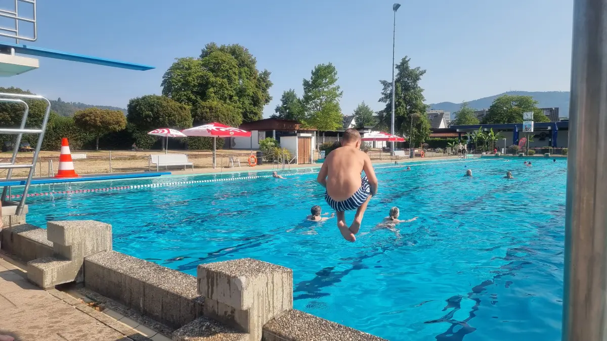 Voller Schwung voraus, und ab ins kühle Nass: Das Schopfheimer Schwimmbad ist Anlaufpunkt für Alt und Jung - "ein richtiges Generationen-Bad", sagt die neue Leiterin Yvonne Eich.