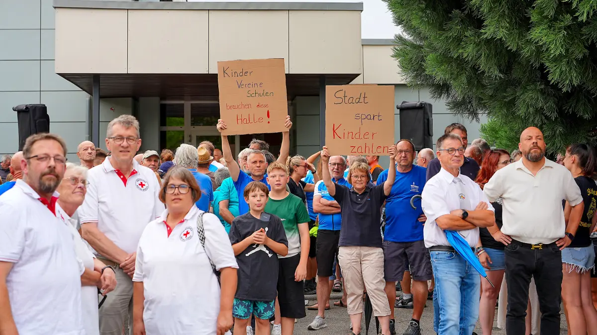 Mit Plakaten und einer Kundgebung protestierten die Bürger gegen die Schließung der Halle.