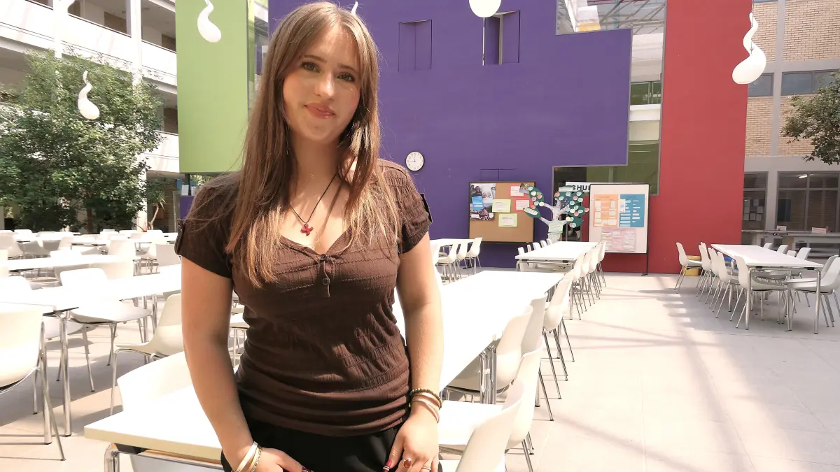 Lina Sum, hier im Innenhof des Max-Planck-Gymnasiums, aus Sulz ist eine vielfach engagierte Schülerin.