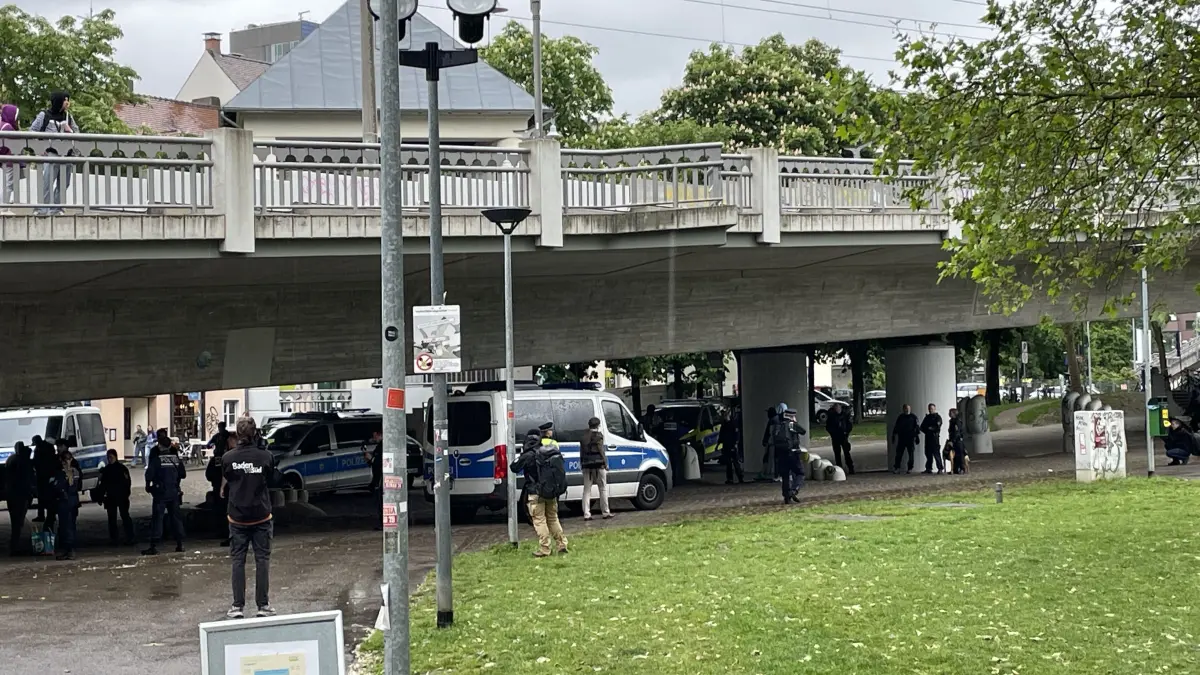 Ein Mann wurde unterhalb der Freiburger Stadtbahnbrücke überfallen. (Symbolfoto)