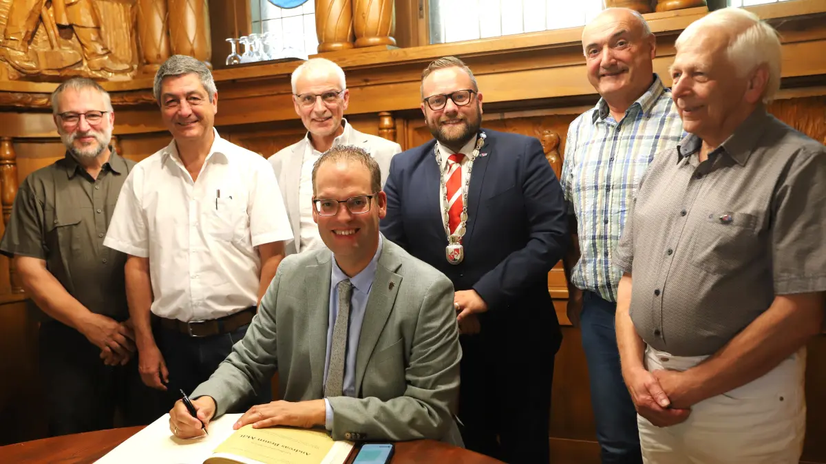 Der CDU-Landtagsabgeordnete Andreas Braun trägt sich ins Goldene Buch der Stadt Triberg ein, umringt vom Ältestenrat und den Ortsvorstehern mit (von links) Helmut Finkbeiner (Ortsvorsteher Gremmelsbach, Michael Hummel (Fraktionssprecher FWV), Bürgermeisterstellvertreter Reinhard Storz, Bürgermeister Sven Ketterer, Bürgermeister-Stellvertreter Klaus Nagel sowie Heinz Hettich (Ortsvorsteher Nußbach)