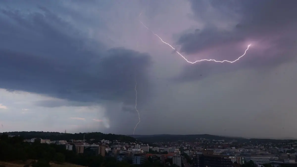 Unwetter in Baden-Württemberg: 31.07.2026, Baden-Württemberg, Stuttgart: Blitze sind bei einem Unwetter über der baden-württembergischen Landeshauptstadt zu sehen. Ein schweres Gewitter mit Sturm hat in Stuttgart eine Reihe von Bäumen zu Sturz gebracht. Foto: Andreas Rosar/dpa +++ dpa-Bildfunk +++