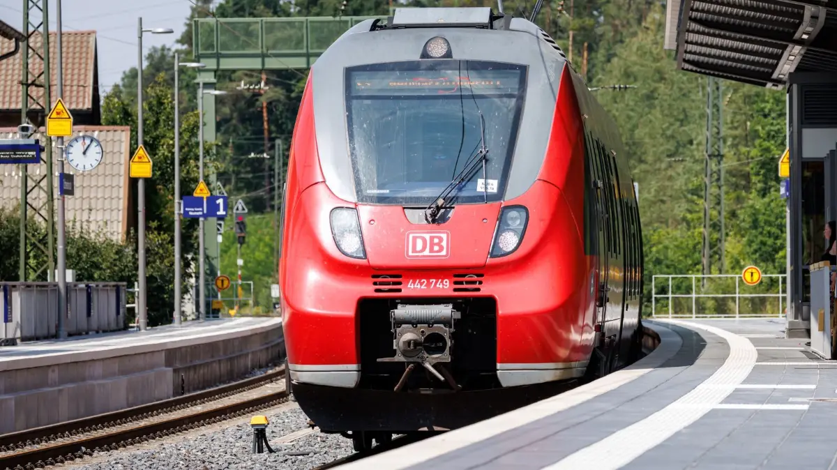 Korridorsanierung der Bahnstrecke Nürnberg-Regensburg: 31.07.2026, Bayern, Schwarzenbruck: Eine S-Bahn fährt auf der sanierten Bahnstrecke Nürnberg-Regensburg in den Bahnhof Ochenbruck ein. Zum Start in die bayerischen Sommerferien rollen erstmals seit Februar wieder Züge auf der Strecke zwischen Nürnberg und Regensburg. Foto: Daniel Karmann/dpa +++ dpa-Bildfunk +++