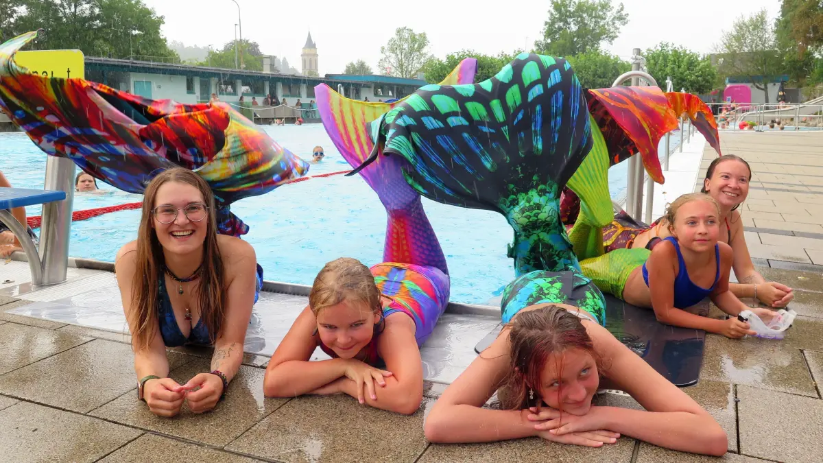 Sie sind ein bunter Farbklecks im blauen Becken: Die Meerjungfrauen,die das Schwimmen mit Flosse beim Workshop ausprobieren.