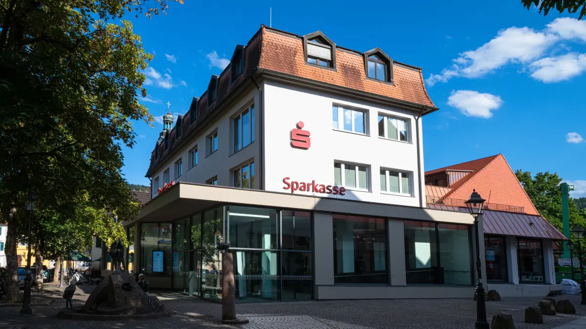 Die Hauptstelle der Sparkasse Kinzigtal im Herzen der Stadt Haslach ist umfangreich saniert und auf einen modernen Stand gebracht worden.